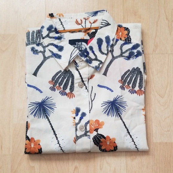 🆕️ The North Face button down shirt - Picture 2 of 5